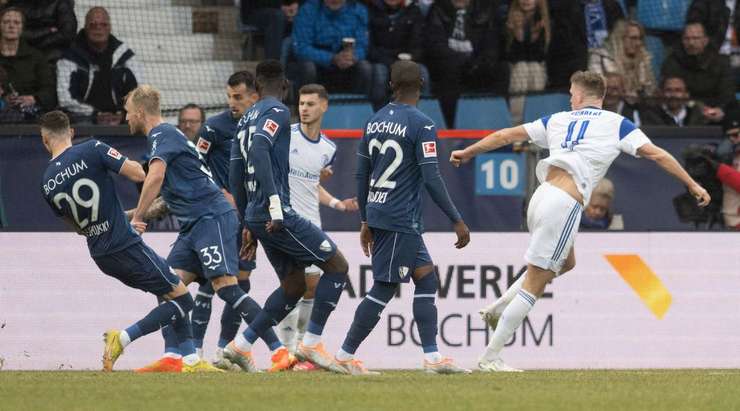 Cú sút búa bổ từ ngoài vòng cấm của Marius Bulter (Schalke) đã ghi được một bàn thắng tuyệt vời vào ngay góc trái khung thành!