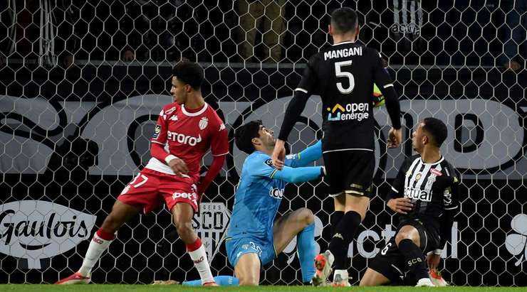 Vào! Kevin Volland thể hiện nhãn quan tuyệt vời của mình với đường chuyền sắc sảo cho Sofiane Diop (Monaco), người đã rất bình tĩnh sút bóng gọn gàng vào lưới. Tỉ số là 0:2.
