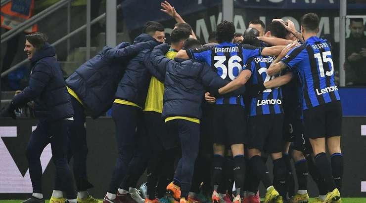 Vào! Một đường lob bóng của Federico Dimarco mở ra cơ hội cho Edin Dzeko (Inter) và anh dễ dàng đánh bại thủ môn bằng một có đánh đầu cận thành vào chính giữa cầu môn. Tỉ số là 1:0.
