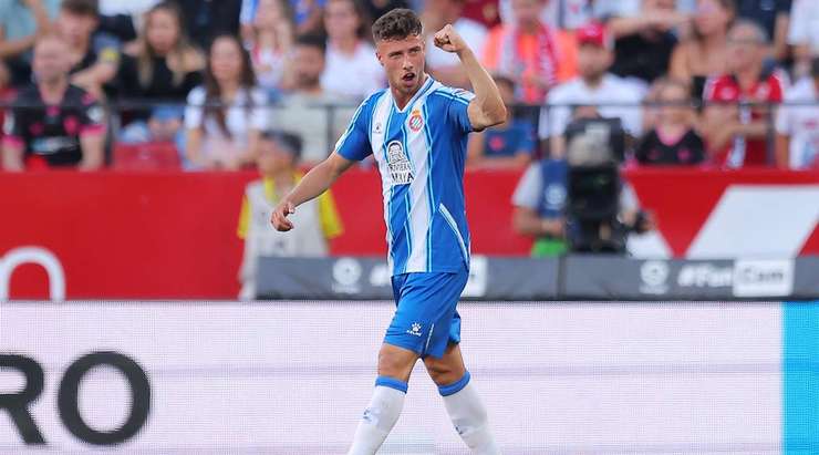 Vào! Javier Puado (Espanyol) đã không do dự tung cú sút ngay ngoài vòng cấm. Đó là một cú sút căng tuyệt đẹp vào góc cao bên phải khung thành, đánh bại thủ môn đối phương.