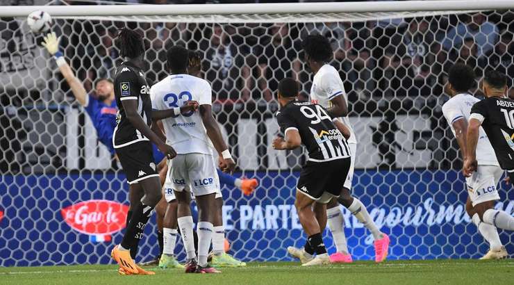 Himad Abdelli (Angers) đón bóng bật ra ngay ngoài vòng cấm, anh chỉnh bóng và tung một cú sút đi trúng cột dọc, bóng dội vào góc cao bên trái. Thủ môn đã hoàn toàn bất lực trong tình huống vừa rồi.