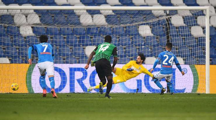 VÀO! Đó là một cú sút phạt đền tuyệt vời của Lorenzo Insigne (Napoli) về phía góc thấp bên trái khung thành, không có một chút cơ hội nào cho thủ môn Andrea Consigli để cản phá!