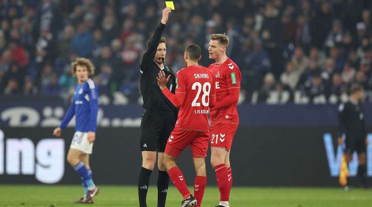 Ellyes Skhiri (Köln) đã hạ gục đối phương và nhận một chiếc thẻ vàng từ trọng tài cho hành động vừa rồi.