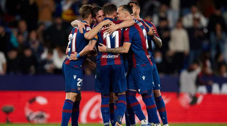 Vào! Jose Campana dọn cỗ cho Jorge Miramon (Levante) tại rìa vòng cấm người sút bóng vào góc trái phía dưới. 1:0.