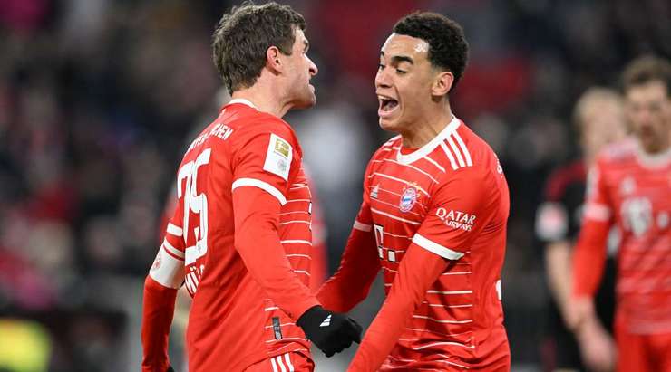Vào! Thomas Muller thể hiện nhãn quan tuyệt vời của mình với đường chuyền sắc sảo cho Jamal Musiala (Bayern Munich). Cầu thủ này cũng chứng tỏ bản lĩnh của một sát thủ vòng cấm và dứt điểm gọn gàng từ cự ly gần vào lưới. Tỉ số là 3:0.