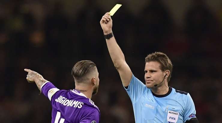 Sergio Ramos (Real Madrid) nhận một chiếc thẻ vàng vì pha phạm lỗi của mình.
