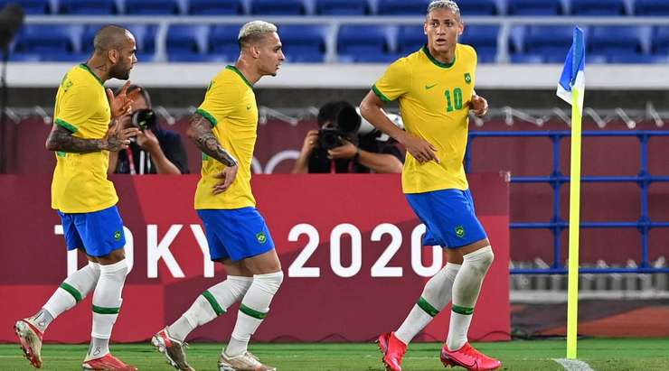 Đó là một bàn thắng! Tỉ số được nâng lên 2:0. Richarlison (Brazil) nhảy lên cao nhất để đón quả tạt hoàn hảo từ Guilherme Arana và tung một cú đánh đầu từ cự li gần vào góc trái khung thành. Thủ môn Florian Muller đã hoàn toàn bó tay.