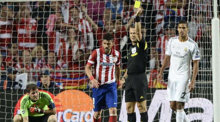 David Villa (Atl. Madrid) bị phạt thẻ sau khi làm ngã đối phương. Trọng tài Bjorn Kuipers đã có một quyết định dễ dàng.