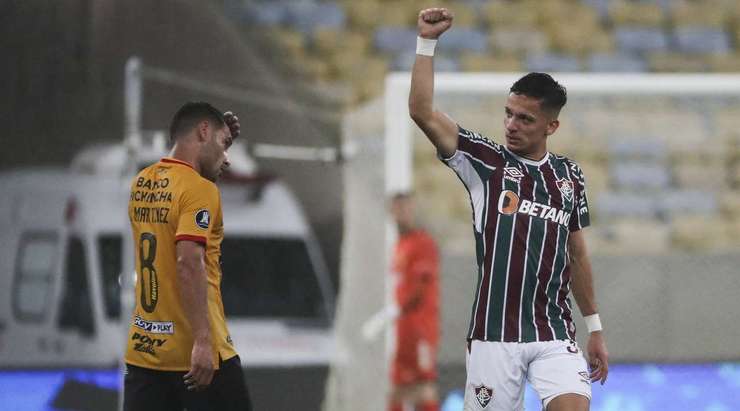 Vào! Gabriel Teixeira (Fluminense) đã có mặt đúng lúc đúng chỗ để lấy bóng bật ra trong vòng cấm, và anh ấy sút bóng đi chìm vào phía trong cột dọc bên trái. Tỉ số là 1:0.