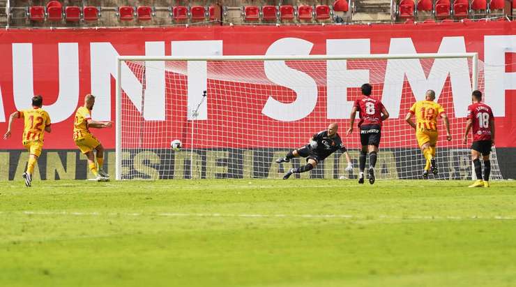 Vào! Samuel Saiz (Girona) giành chiến thắng trên chấm phạt đền bằng một cú sút không thể cản phá, vượt qua tầm với của thủ môn Predrag Rajkovic vào góc thấp bên trái.