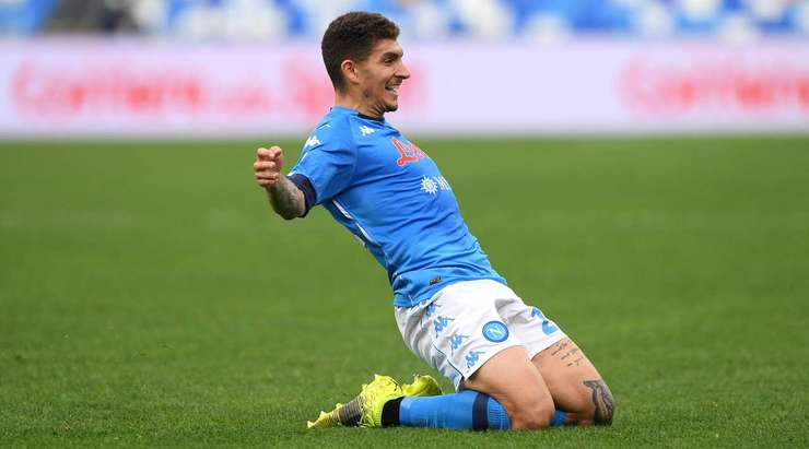 Giovanni Di Lorenzo (Napoli) ghi bàn! Anh ấy đón một đường chuyền của đồng đội và tung một cú sút hoàn hảo từ rìa vòng cấm, đi vào phía trong cột dọc bên trái khung thành, vượt quá tầm với của thủ môn.
