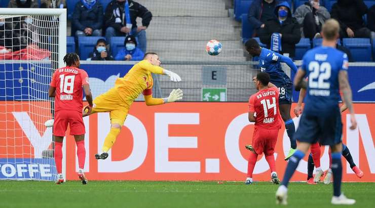 Dennis Geiger nhận trách nhiệm đá phạt góc và chuyền bóng một cách hoàn hảo cho Diadie Samassekou (Hoffenheim), người đã nhảy cao nhất và bình tĩnh tung một cú đánh đầu cực mạnh vào lưới. Tỉ số bây giờ là 1:0.