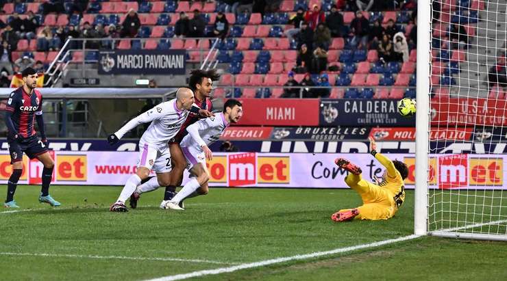 Vlad Chiriches (Cremonese) xui xẻo đưa bóng về lưới nhà sau một tình huống hỗn loạn trước khung thành.