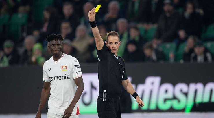 Odilon Kossounou (Bayer Leverkusen) nhận thẻ vàng cho một pha chuồi bóng ác ý.