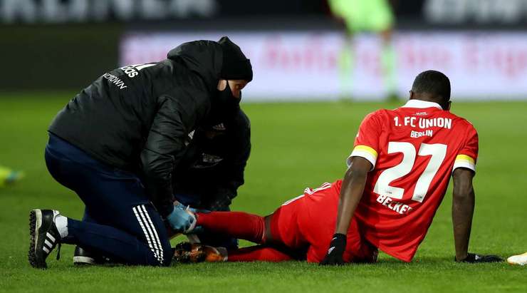 Sheraldo Becker (Union Berlin) đang nhờ sự trợ giúp y tế sau khi anh bị đau trong một pha va chạm trước đó.