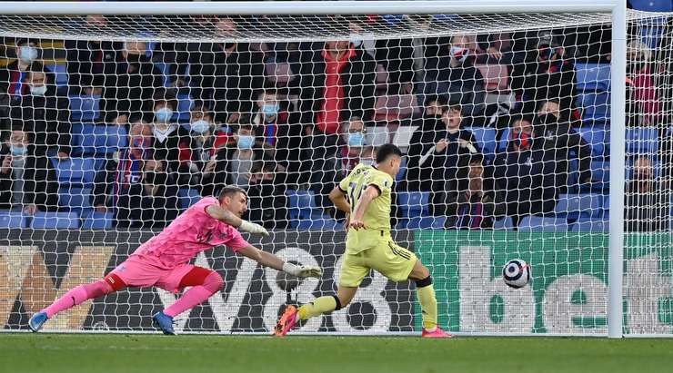Martin Odegaard thực hiện một quả tạt rất tốt cho Martinelli (Arsenal), người đã tìm thấy khoảng trống trong vòng cấm để đưa bóng vào lưới.