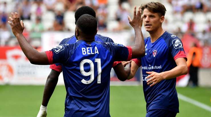 Một pha bóng tinh tế của Jeremie Bela (Clermont), anh nhận một đường chuyền chuẩn xác và và sút một chạm từ rìa vòng cấm vào góc cao bên phải khung thành!