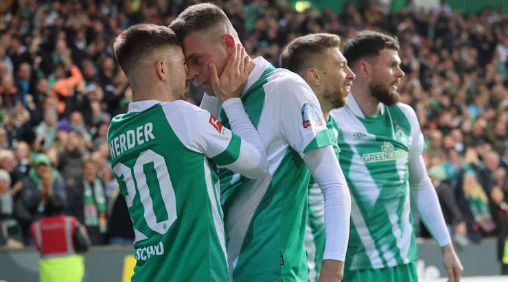 Vào! Mitchell Weiser lấy bóng, giúp Marvin Ducksch (Werder Bremen) thoát xuống vòng cấm và anh ấy ghi bàn với một pha dứt điểm bấm bóng thú vị để thay đổi tỉ số thành 2:0.