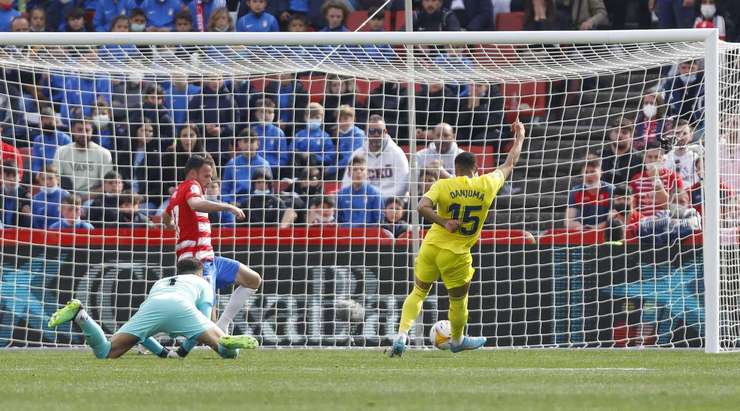 Arnaut Danjuma (Villarreal) đối mặt với thủ môn sau một nỗ lực rê bóng lắt léo. Anh giữ cái đầu lạnh băng và bình tĩnh sút tung lưới đối phương!
