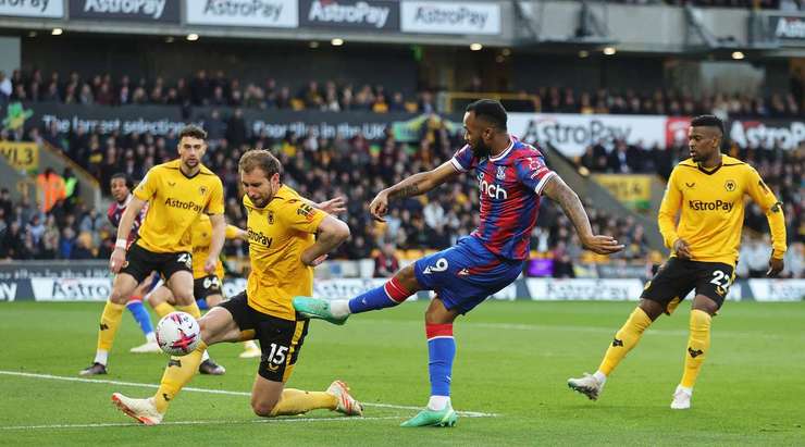 Jordan Ayew (Crystal Palace) nhận một đường chuyền tốt trong vòng cấm, nhưng pha dứt điểm của anh ấy về phía khung thành đã bị chặn bởi hậu vệ. Đó sẽ là một quả phạt góc cho Crystal Palace.