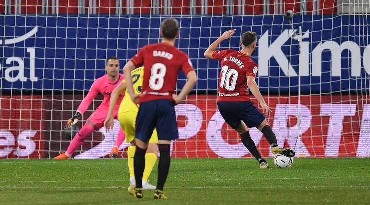 Vào! Roberto Torres (Osasuna) tinh quái dừng lại một nhịp trước khi sút, chờ cho thủ môn Sergio Asenjo đổ người trước khi bình tĩnh đưa bóng vào góc thấp bên trái.