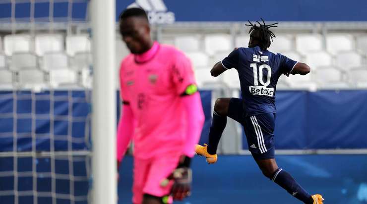 Một cú sút tuyệt đẹp! Samuel Kalu (Bordeaux) đón đường chọc khe chuẩn xác của Nicolas De Preville và tung một cú sút không thể cản phá từ rìa vòng cấm vào góc thấp bên phải khung thành. Một bàn thắng tuyệt vời. Tỉ số bây giờ là 2:0.