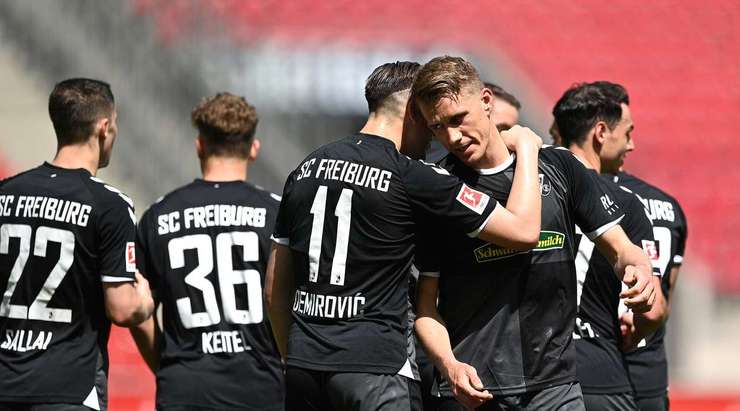 Vào! Nils Petersen (Freiburg) sút bóng bật ra vào góc trái phía dưới sau khi bóng đến chỗ anh ấy trong vòng cấm. Tỉ số là 0:1.