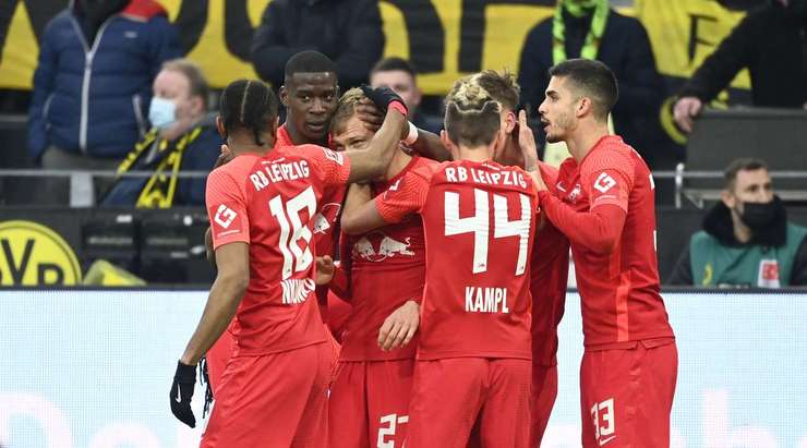 Bóng đã đi vào lưới! Konrad Laimer (RB Leipzig) thử vận may của mình từ rìa vòng cấm và thần may mắn đã mỉm cười khi cú sút của anh đi trúng một cầu thủ khác và đổi hướng, khiến thủ môn Gregor Kobel không kịp trở tay. Tỉ số đã được nâng lên 0:2.