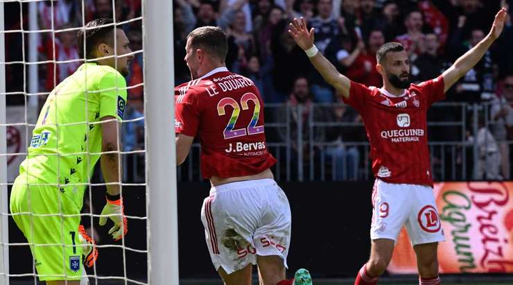 Steve Mounie sút bóng rất đẹp, bóng chạm vào thủ môn bật ra và Jeremy Le Douaron (Brest) ngay lập tức có mặt để ghi bàn. Tỉ số là 1:0.