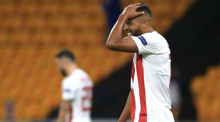Cơ hội vàng! Youseff El Arabi (Olympiakos Piraeus) di chuyển khôn khéo để thoát sự truy cản của các hậu vệ và nhận bóng ở bên trong vòng cấm, tuy nhiên cú sút của anh lại đưa bóng đi sượt mé ngoài cột dọc bên trái.