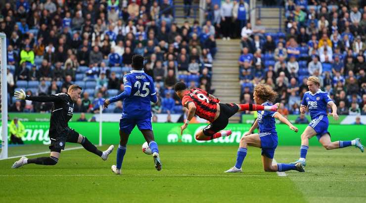 Thủ môn Daniel Iversen đã phải rất vất vả để đối phó với cú sút từ Dominic Solanke (Bournemouth). Cầu thủ này có khoảng trống sau khi nhận được một đường chuyền và sút về phía góc thấp bên trái, nhưng đã không chiến thắng được thủ môn.
