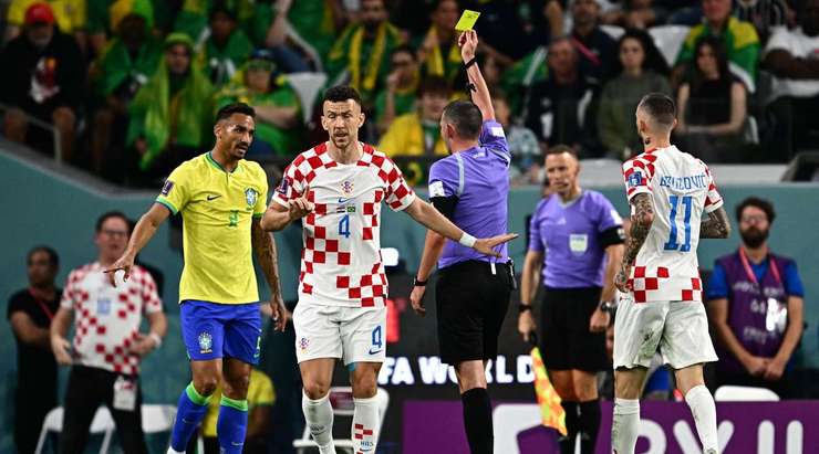 Trận đấu nóng lên với cú phạm lỗi của Danilo (Brazil). Trọng tài rút ra một chiếc thẻ vàng, và anh ấy có lẽ đang cảm thấy may mắn vì đã không phải nhận một chiếc thẻ đỏ trực tiếp.