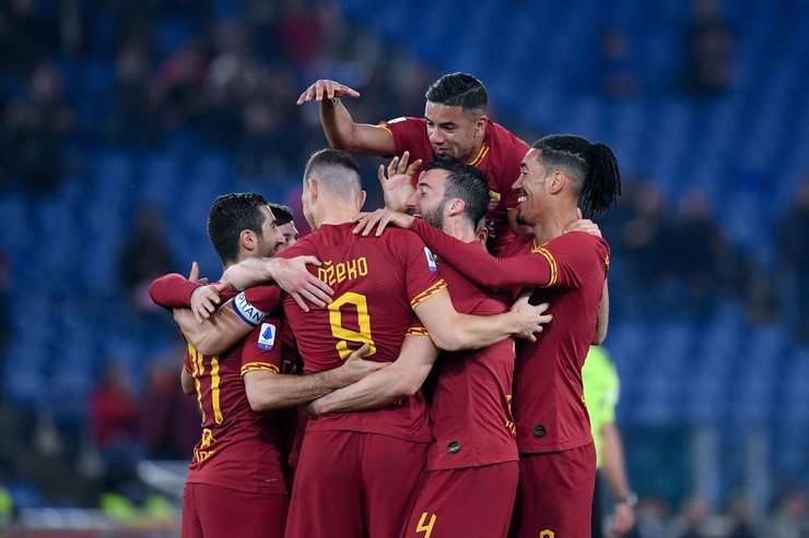 Vào! Edin Dzeko (AS Roma) đã có mặt đúng lúc đúng chỗ để lấy bóng bật ra trong vòng cấm, và anh ấy sút bóng đi chìm vào phía trong cột dọc bên trái. Tỉ số là 3:0.