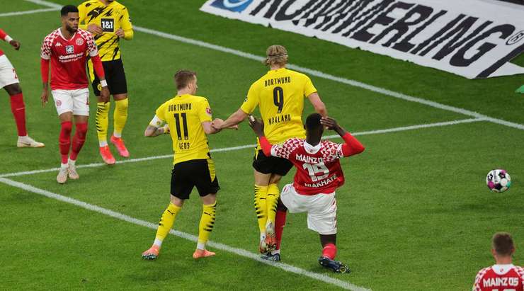 Vào! Marco Reus (Dortmund) nhận đường chuyền từ đồng đội và anh không hề do dự tung một cú sút không thể cản phá vào sát phía trong cột dọc bên phải.