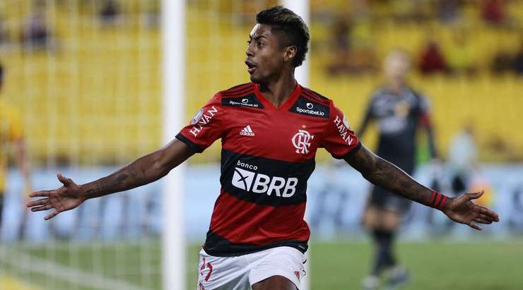 Vào! Everton Ribeiro chuyền bóng đến chân của Bruno Henrique (Flamengo RJ), người đứng trước mành lưới trống và không gặp khó khăn đệm bóng vào khung thành. 0:2.