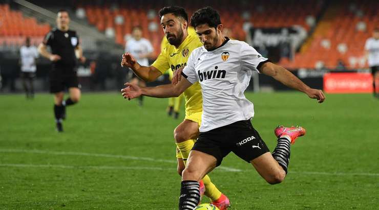 Vào - 2:1! Christian Oliva kiến tạo cho Goncalo Guedes (Valencia) trong vòng cấm và anh ấy cứa bóng vào góc phải phía trên và qua Sergio Asenjo.