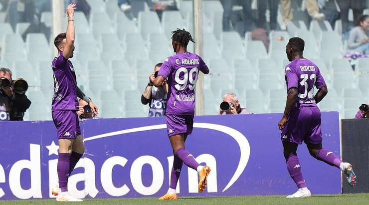 Vào! Gaetano Castrovilli (Fiorentina) sút bóng bật ra vào góc trái phía dưới sau khi bóng đến chỗ anh ấy trong vòng cấm. Tỉ số là 1:0.