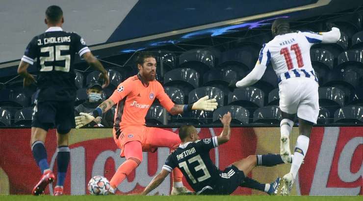 Một đường chuyền chính xác đưa bóng đến chân Moussa Marega (FC Porto) ở một ví trí rất trống trải bên trong vòng cấm, anh quan sát nhanh và sút chìm như một mũi khoan về phía khung thành, tuy nhiên thủ môn Jose Sa đã phản xạ suất sắc để từ chối bàn thắng của anh.