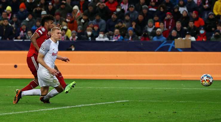 VÀO! Thomas Muller đón quả tạt trong vòng cấm và đánh đầu về phía bên kia khung thành, nơi Kingsley Coman (Bayern Munich) đang ẩn nấp và cầu thủ này dễ dàng chích bóng vào lưới. 1:1.