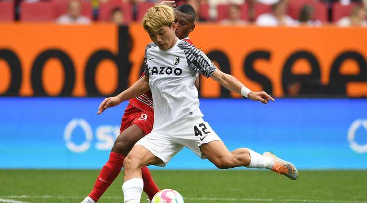 Vào! Ritsu Doan (Freiburg) đã có mặt đúng lúc đúng chỗ để lấy bóng bật ra trong vòng cấm, và anh ấy sút bóng đi chìm vào phía trong cột dọc bên phải. Tỉ số là 0:4.