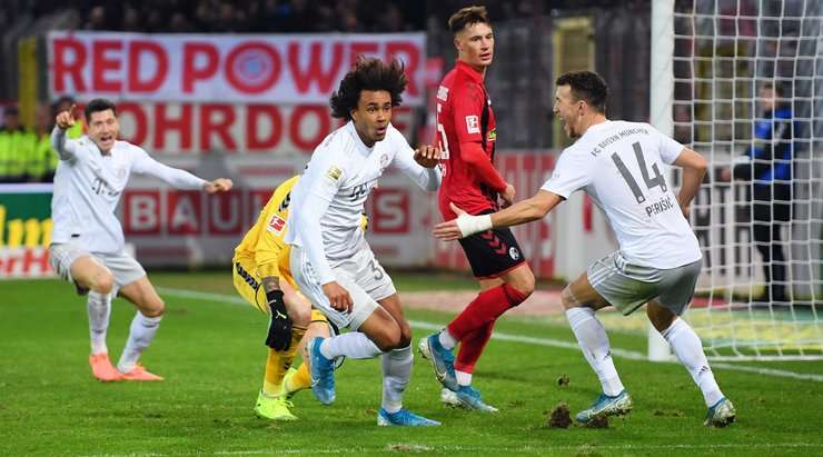 Bóng đã nằm trong lưới! Serge Gnabry chuyền bóng như đặt cho Joshua Zirkzee (Bayern Munich) để cầu thủ này thoát xuống một vị trí rất sâu trong vòng cấm và đánh bại thủ môn một cách gọn gàng. 1:2!
