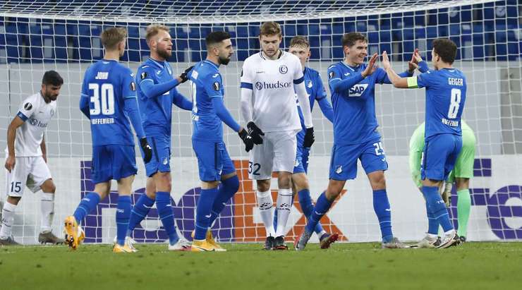 Robert Skov (Hoffenheim) nhận một đường chuyền sát thủ, đặt anh vào thế đối mặt với thủ môn và anh đã ghi bàn với một cú sút chìm vào chính giữa khung thành.