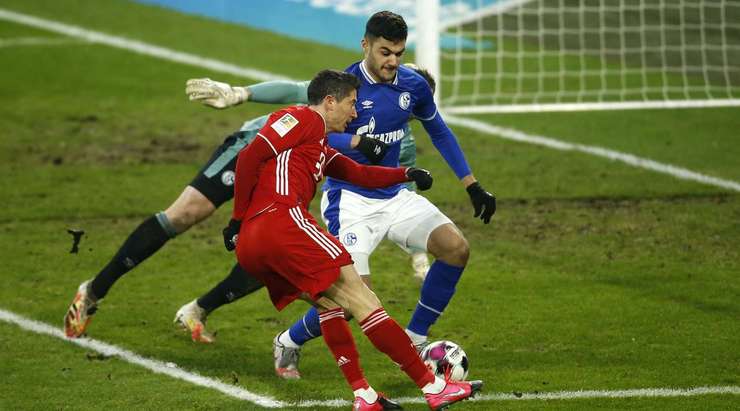 Joshua Kimmich thực hiện một quả tạt bổng chính xác vào vòng cấm. Robert Lewandowski (Bayern Munich) đón bóng và dứt điểm chìm rất nhanh vào ngay giữa khung thành. Thủ môn đã không thể kịp cản phá. Tỉ số đã được thay đổi thành: 0:2.