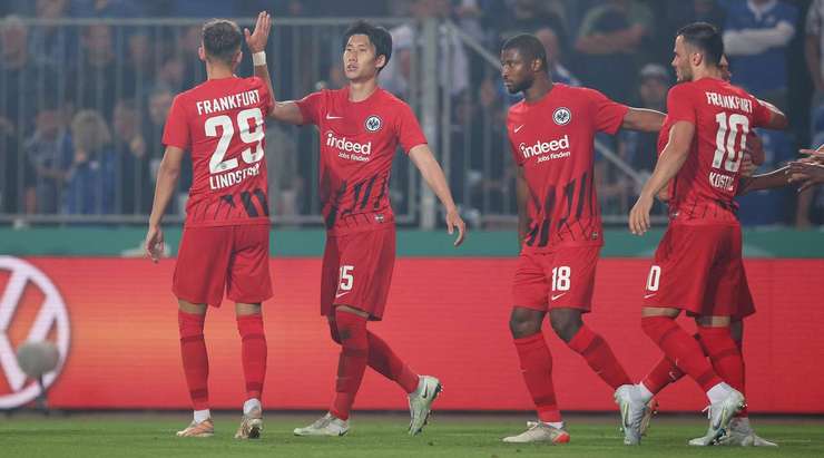 Daichi Kamada (Eintracht Frankfurt) đón một đường chuyền chính xác trong vòng cấm và tung cú sút tuyệt vời vào góc phải phía dưới và làm tung lưới.