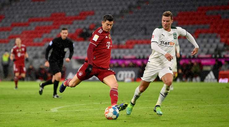 Vào! Sau khi nhận một đường chuyền tốt, Robert Lewandowski (Bayern Munich) tung một cú sút đi thẳng vào mé trong cột dọc bên phải. Một tình huống phối hợp đồng đội tuyệt vời!