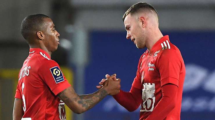 Vào - 2:2! Jeremy Le Douaron (Brest) nhận một đường chuyền chuẩn xác trong vòng cấm từ Julien Faussurier và anh đánh bại thủ môn với một pha dứt điểm sắc sảo vào góc thấp bên phải khung thành.