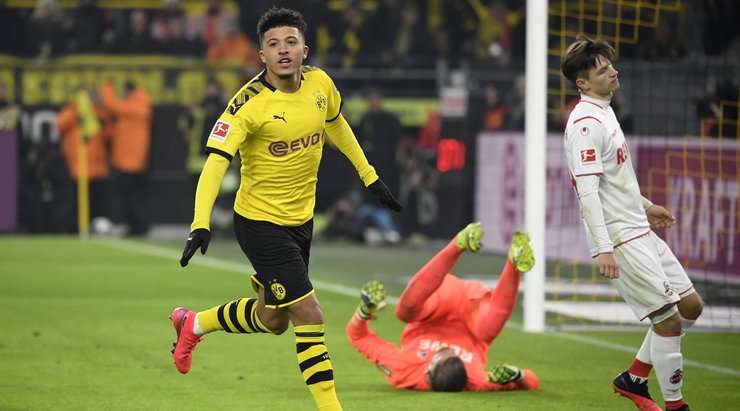Bóng đã nằm trong lưới sau một pha dứt điểm xuất sắc của Jadon Sancho (Dortmund)! Marco Reus chọc khe rất sắc sảo và kiến tạo cơ hội cho Jadon Sancho (Dortmund), người đã phản ứng rất nhanh để thoát xuống đối mặt với thủ môn và dứt điểm từ cự li gần vào góc cao bên phải khung thành. Tỉ số bây giờ là 3:0.