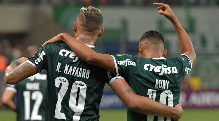 Đó là một bàn thắng! Tỉ số được nâng lên 6:1. Rony (Palmeiras) nhảy lên cao nhất để đón quả tạt hoàn hảo từ Rafael Navarro và tung một cú đánh đầu từ cự li gần vào góc trái khung thành. Thủ môn Alex Arancibia đã hoàn toàn bó tay.
