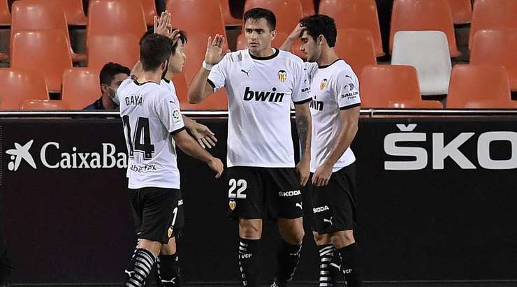 Vào! Kangin Lee thực hiện một đường chuyền đến chân Maximiliano Gomez (Valencia) và cầu thủ này tung một cú sút từ trong vòng cấm, đưa bóng vào góc thấp bên phải mành lưới. Tỉ số là 2:2.