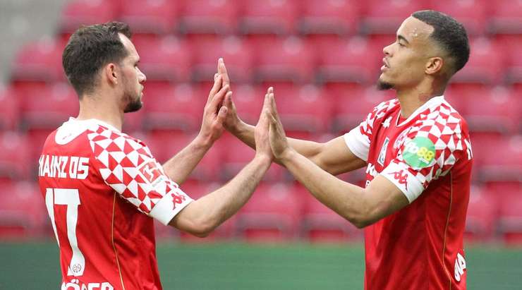 VÀO! Đó là một cú sút phạt đền tuyệt vời của Robin Quaison (Mainz) về phía góc thấp bên trái khung thành, không có một chút cơ hội nào cho thủ môn Roman Burki để cản phá!